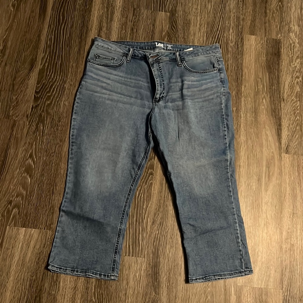 NWOT! Lee mid rise Capri